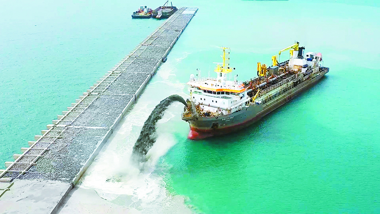 TSHD(Trailing Suction Hopper Dredger·자항, 준설, 운반, 매립 가능한 다목적 준설선)를 이용한 매립공사.