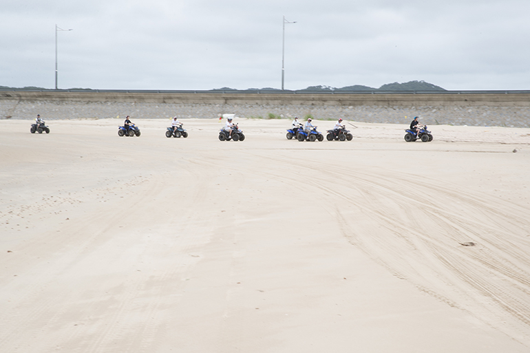 누가 결승점에 먼저 들어가는가, 모래사장 <MADMAX>를 찍고 있는 동기들