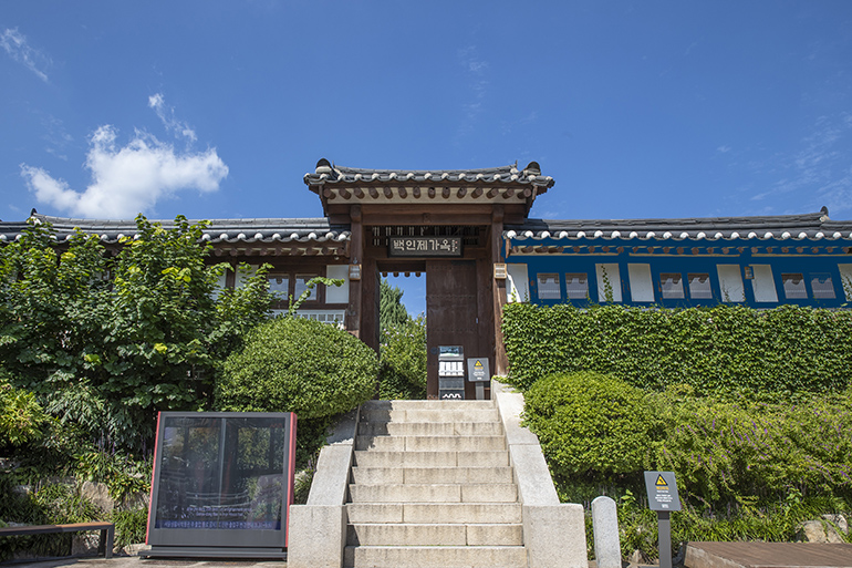  영화 <암살> 의 촬영지로도 유명한 ‘백인제 가옥’은 한옥과 일본식 주거공간이 합쳐진 근대식 양식이 이채로운 공간입니다