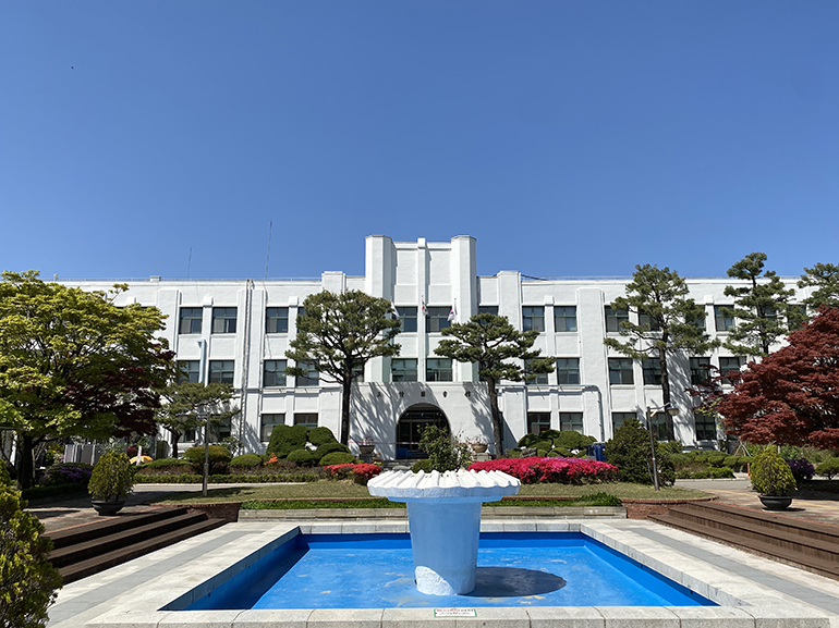 [ 경기고등학교 건물이 도서관으로 바뀌어 운치를 더하는 정독 도서관. 서울시 벚꽃 명소 중 하나로 봄이면 상춘객들로 더욱 붐빕니다 ]